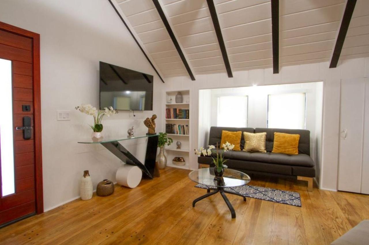 Dreamy Farmhouse In Studio City Лос-Анджелес Экстерьер фото